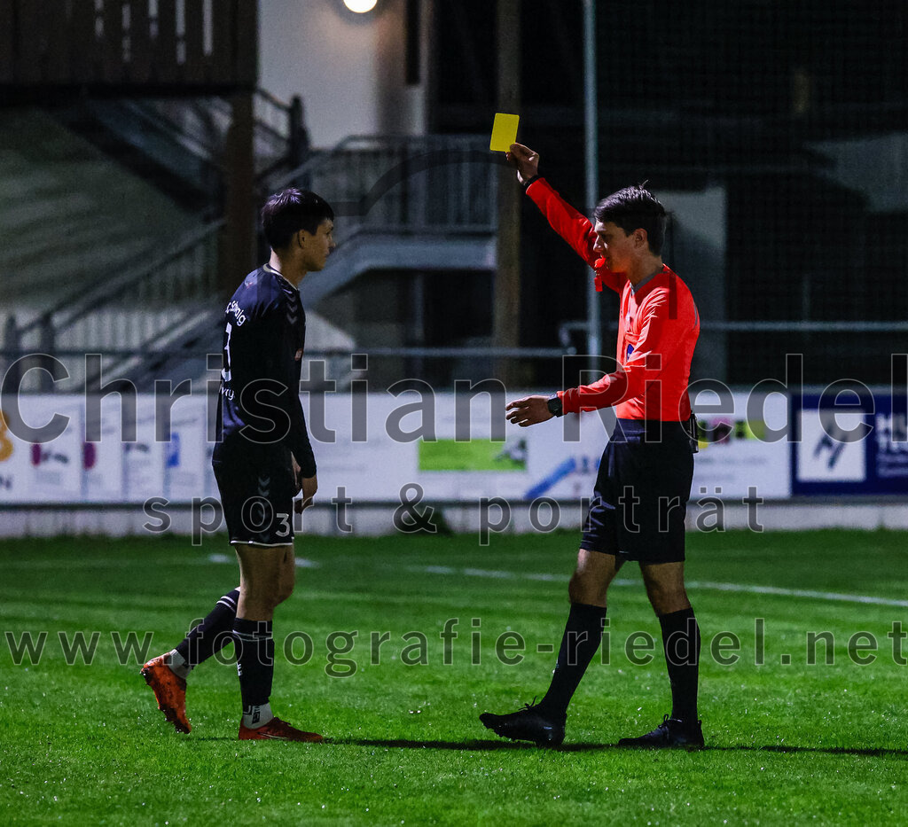 2024-03-15_065_FC_Schwaig_gegen_1_FC_Garmisch-Partenkirchen | Oberding, Deutschland, 15.03.2024:
Fußball, Landesliga Südost 2023 / 2024, 25. Spieltag, FC Schwaig gegen 1. FC Garmisch-Partenkirchen, Endergebnis: 4:0

Roman Mavdryk (FC Schwaig, #3), Schiedsrichter Jan Eringer

Foto: Christian Riedel / fotografie-riedel.net
