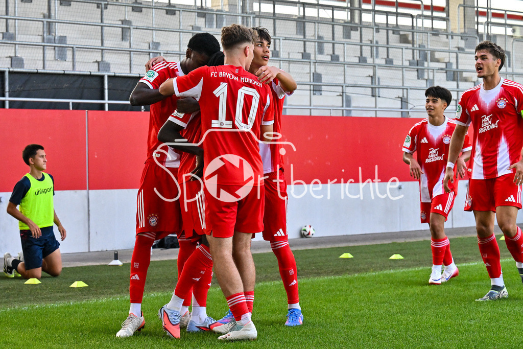 FC Bayern München U19 - SpVgg Unterhaching U19 | Jubel der Bayern nach dem Treffer zum 2-1 durch Aristide HENTCHO NSEKE (FC Bayern U19 #17) / Tor / Torschuetze / Freude / Happy / U19 DFB-Nachwuchsliga: FC Bayern München U19 - SpVgg Unterhaching U19; FC Bayern Campus am 10.08.2025