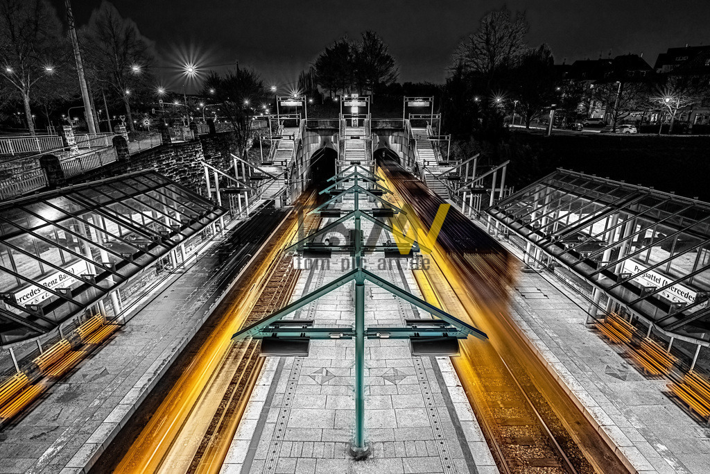 Die Haltestelle Pragsattel in Stuttgart bei Nacht-Colorkey | Eine Timeblending HDR Aufnahme der Ein/Ausfahrenden Straßenbahnen an der Stuttgarter Haltestelle "Pragsattel"Gewählt zu den 100 Bildern des Jahres 2020! - Realisiert mit Pictrs.com