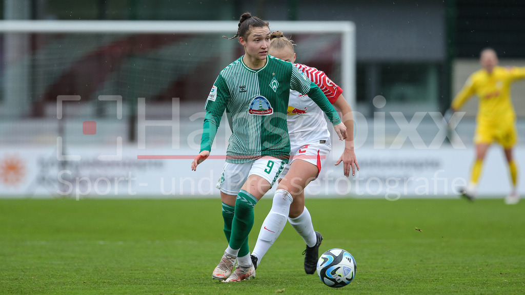 Fussball, Google Pixel Frauen-Bundesliga, RB Leipzig - SV Werder Bremen | v.li.: Sophie Weidauer (SV Werder Bremen, 9) am Ball, Einzelbild, Ganzkörper, Aktion, Action, Spielszene, DIE DFB-RICHTLINIEN UNTERSAGEN JEGLICHE NUTZUNG VON FOTOS ALS SEQUENZBILDER UND/ODER VIDEOÄHNLICHE FOTOSTRECKEN. DFB REGULATIONS PROHIBIT ANY USE OF PHOTOGRAPHS AS IMAGE SEQUENCES AND/OR QUASI-VIDEO.