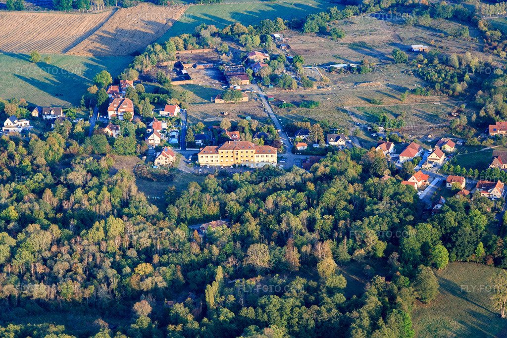 Aerial view: Rue Achille Lebel in Merkwiller-Pechelbronn in the state Bas-Rhin, France. – Photo: IMG_123270.jpg taken on 09/30/2020 by Werner Riehm/FLY-FOTO.com – Resolution of the original: 5333 x 3555 px