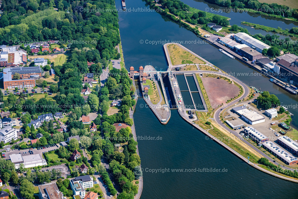 Minden_Weserschleuse_ELS_0737050623 | MINDEN 05.06.2023 Schleusenanlagen " Schachtschleuse Minden " an der Sympherstraße in Minden im Bundesland Nordrhein-Westfalen, Deutschland. // Lockage of the " Schachtschleuse Minden " on street Sympherstrasse in Minden in the state North Rhine-Westphalia, Germany. Foto: Martin Elsen