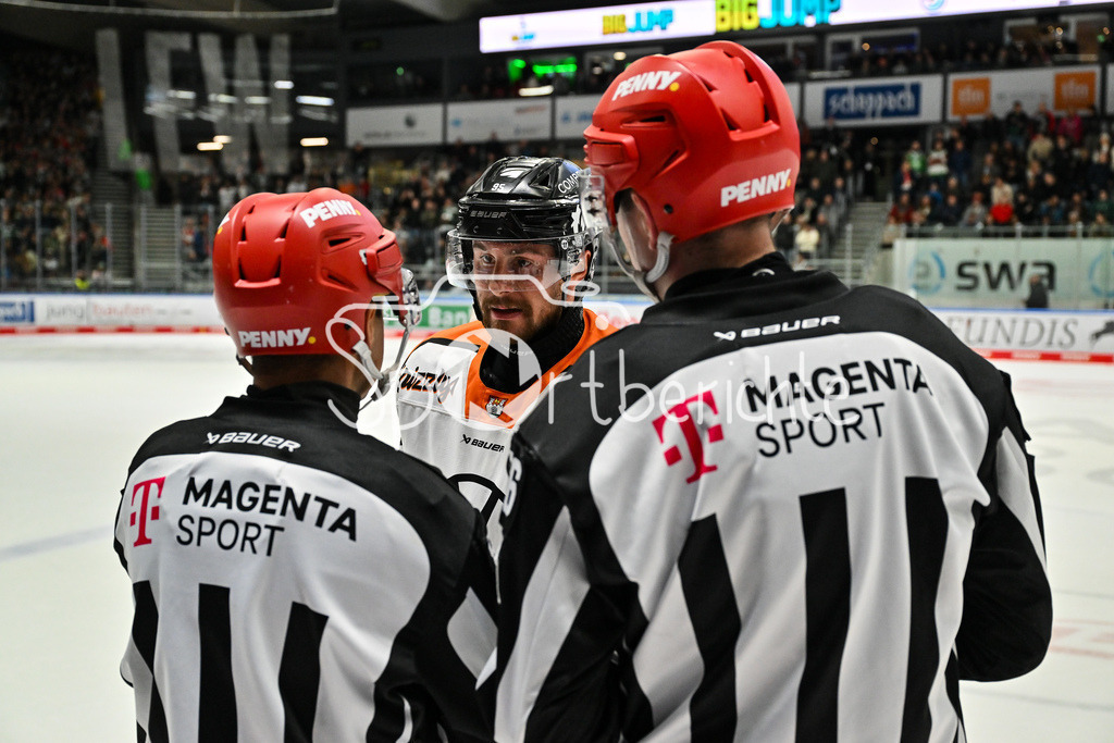 Augsburger Panther - Grizzlys Wolfsburg | Fabio PFOHL (Grizzlys Wolfsburg 95) unterhält sich in dieser Szene mit den beiden Linienrichtern / DEL: Augsburger Panther - Grizzlys Wolfsburg; Curt Frenzel Stadion am 10.10.2025