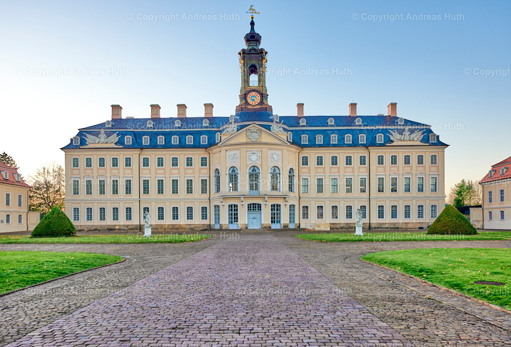 Im Hof von Schloss Hubertusburg 05 | Bedeutsame Landschaften Deutschlands - Realisiert mit Pictrs.com