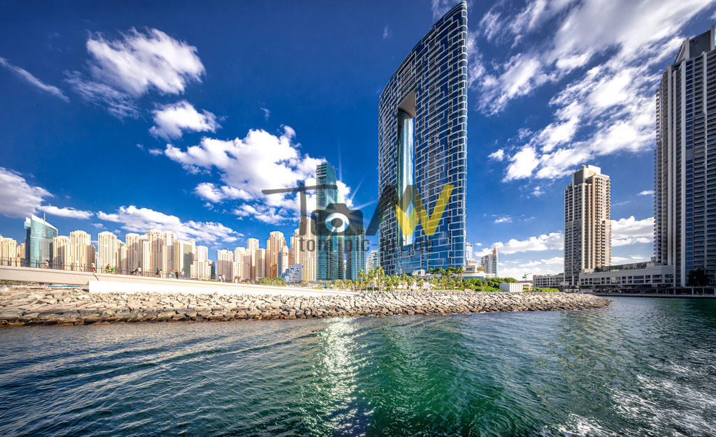 Das  Beach Resort in Dubai, direkt an der Dubai Marina | Das Bild zeigt das Address Beach Resort in Dubai.Es befindet sich im Viertel Jumeirah Beach Residence (JBR) und bietet direkten Zugang zum Marina Beach. Das architektonische Meisterwerk besteht aus zwei 77-stöckigen Türmen, die durch eine beeindruckende Skybridge verbunden sind. Das Resort ist 301 Meter hoch.  - Realisiert mit Pictrs.com