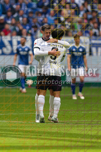 19.04.2026, GER, Fussball, Herren, 2. BL, Saison 2025/2026, FC Schalke 04 - Preußen Münster | Shin Yamada (Münster) Torjubel, jubelt nach seinem Treffer zum 4:1 mit Imad Rondic (Münster) 