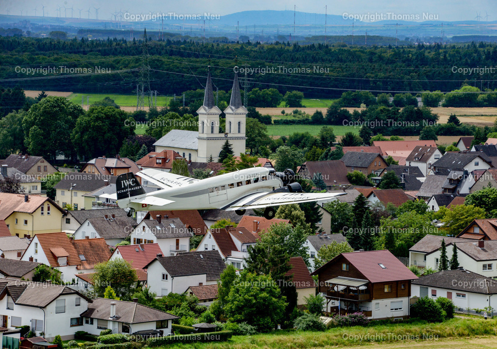 DSC_3902 | Bensheim,Flugtag, Fotograf Thomas Neu fotografiert die Ju 52 aus einem Hubschrauber heraus,  , hier Schwanheim imn Hintergrund, Bild: Neu