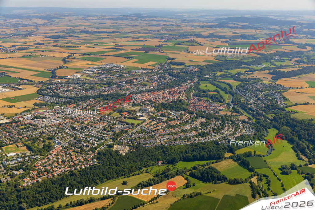 Luftbild der Stadt Warburg - Das Luftbild wurde 2025 vom UL-Flugzeug heraus erstellt ( keine Drohnenaufnahme ) - Hochauflösende Luftaufnahme - für Wandbilder und großformatige Ausdrucke geeignet. Das besondere Geschenk!Hier alle&nbsp;Infos zur Lizenzierung der LuftaufnahmeWir fliegen auch dieses Jahr wieder in Ihre Region um Luftbilder zu erstellen.- Luftbild anfragen