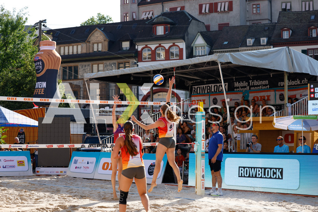 Obi BeachTour 2026 - Basel | BASEL, SWITZERLAND - JULY 17: LIVIA STOLZ (SUI) attack / spike against NOEMI GRÜNIG (SUI) block during the Obi BeachTour 2026 match between WANDELER / STOLZ (SUI) and GRÜNIG / PROBST (SUI) at Barfüsserplatz on July 17, 2026 in Basel, Switzerland. - Realisiert mit Pictrs.com