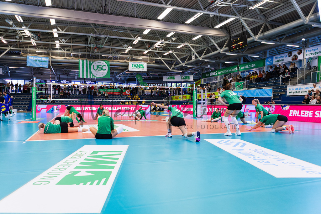 Volleyball, 1. Bundesliga Frauen, Hauptrunde, 1. Spieltag, Saison 2025/2026: USC Münster - SSC Palmberg Schwerin | 1. Bundesliga Frauen, Hauptrunde, 1. Spieltag, Saison 2025/2026, USC Münster empfängt SSC Palmberg Schwerin in der Sporthalle Berg Fidel in Münster. Foto: sportfotografie.ms | Markus Paletta - Realisiert mit Pictrs.com