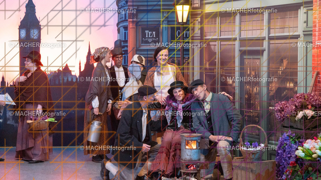 063_MFL-2025 | Portraitbilder von Regisseur; Darsteller; Techniker; Maske; Kostüme; Chor; Musiker; Bilderserie der Generalprobe und der Premierenvorstellung, Szenenbilder; Ausdrucksstudien; Bühnenüberblick; Bühnenkulissen; Pressefotos inkl. Redaktionsfoto Darstellergruppe.