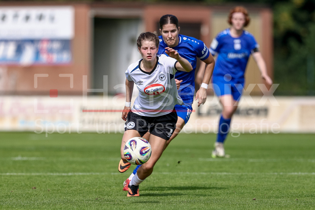 Fussball, Testspiel Frauen, SV Meppen - DSC Arminia Bielefeld | v.li.: Hannah Wehmeyer (DSC Arminia Bielefeld, 28) und Anouk Blaschka (SV Meppen, 10) im Laufduell, Zweikampf, Duell, Dynamik, Aktion, Action, Spielszene