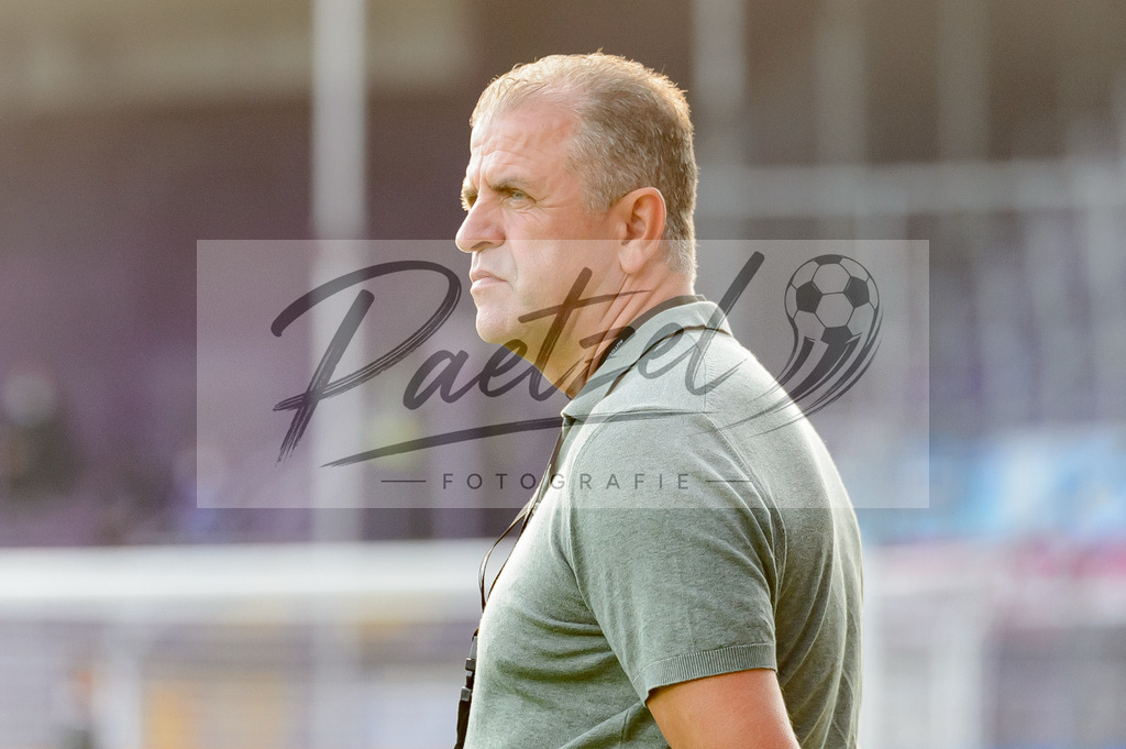 OSNVKO20210906_59 | Fussball, Herren: Sport-Vorstand Franz Wunderlich (FC Viktoria Koeln) schaut beim Spiel der 3. Liga zwischen VfL Osnabrueck und FC Viktoria Koeln im Stadion an der Bremer Bruecke am 06.09.2021 in Osnabrueck, Deutschland.DFB / DFL REGULATIONS PROHIBIT ANY USE OF PHOTOGRAPHS AS IMAGE SEQUENCES AND/OR QUASI-VIDEO. - Realisiert mit Pictrs.com