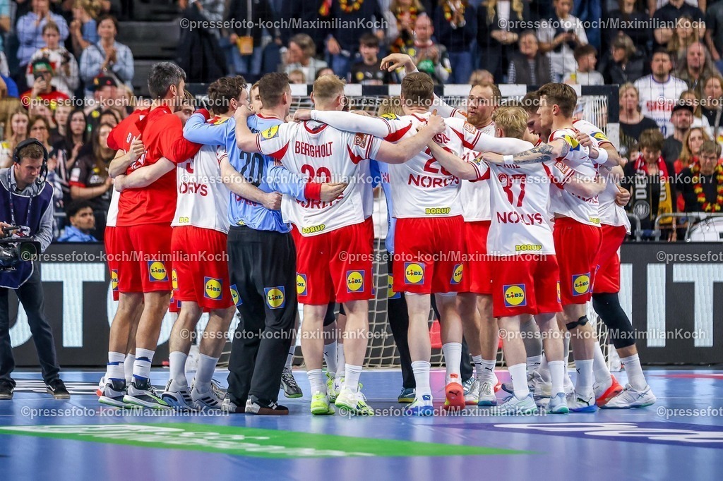 xKWIx17052601088 | 17.05.2026, xkwix, Handball, Länderspiel, Deutschland - Dänemark , Lanxess-Arena in Köln: Das Daenische Team jubelt im Kreis nach dem Sieg Photo: xKamilxWilkowskixPressefotoKochx
