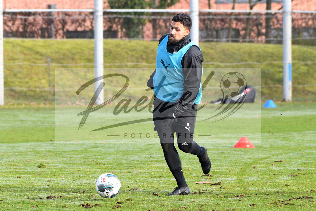 20200126_TRAOSN_0044 | Fußball, Herren: Marcos Alvarez (VfL Osnabrück) in Aktion, am Ball, Einzelaktion beim Training des VfL Osnabrück am 26.01.2020 im Sportpark Illoshöhe in Osnabrück, Deutschland.(Foto von Nico Paetzel) - Realisiert mit Pictrs.com