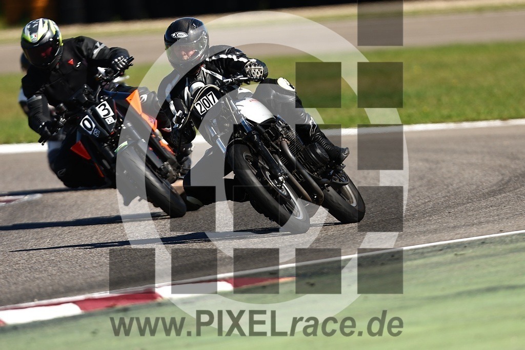 0207-20250903_03468 | Schöne Erinnerungen an spannende Momente - das festzuhalten ist unser Job. PIXELrace.de ist seit 2003 auf den Rennstrecken Europas unterwegs um die Action draußen beim Fahren und die wunderbare Stimmung imm Fahrerlager für euch einzufangen.