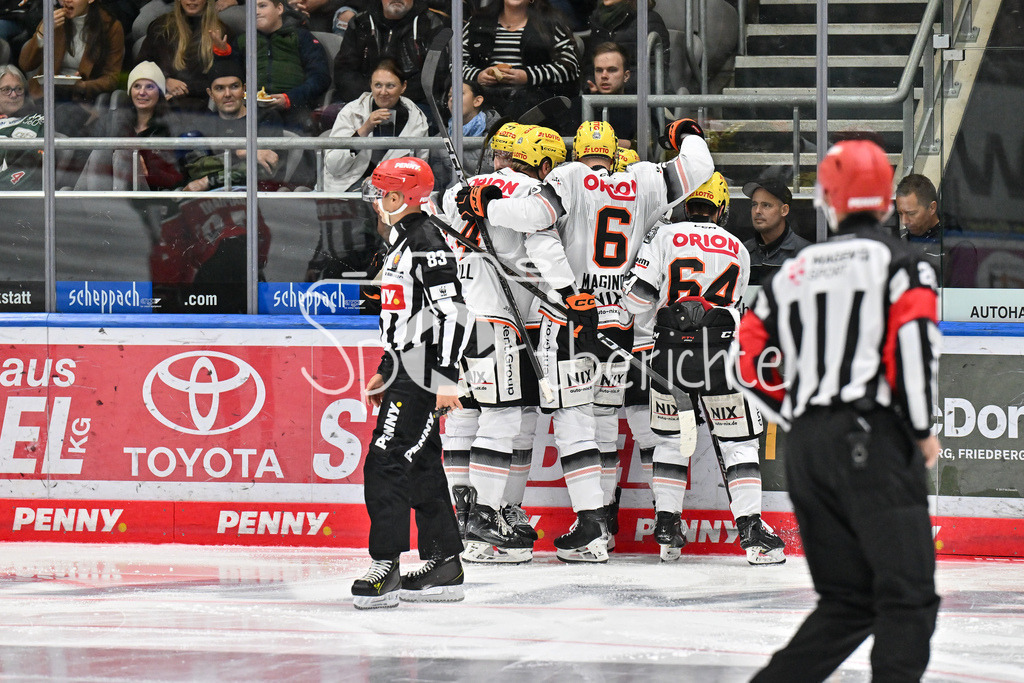 Augsburger Panther - Löwen Frankfurt | Jubel der Gaeste nach dem Anschlusstreffer zum 3-1 druch Markus SCHWEIGER (Löwen Frankfurt #64) / Freude / happy / Tor / Treffer / Torschuetze / DEL: Augsburger Panther - Löwen Frankfurt, Curt Frenzel Stadiom am 11.10.2024