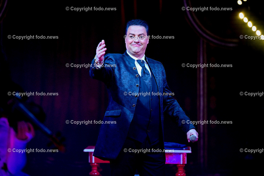 Zirkus Louis Knie_ 17.02.2024-72 | 17.02.2024, Linz, AUT, Circus Louis Knie 2024, im Bild Circus, Zirkus, Zelt, Artisten, Kuenstler, Trapez, Show, Clown, Zuschauer, Hunde, Ponys, Licht, Musik, Akrobaten, Akrobatik, Luftakrobatik