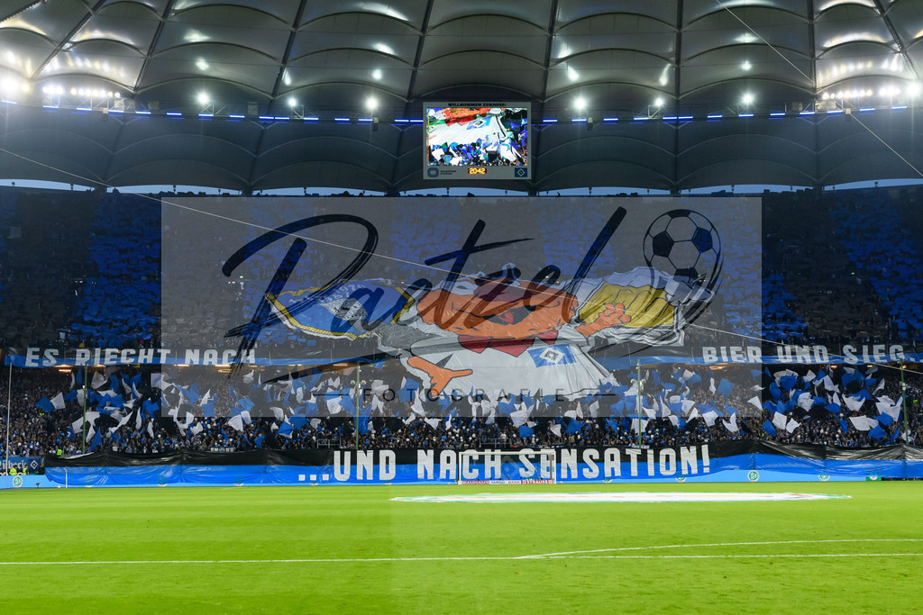 HSVSCF20220419_430 | Fussball, Herren: . Fans von Hamburger SV machen eine Choreographie beim DFB-Pokal-Halbfinalspiel zwischen Hamburger SV und SC Freiburg im Volksparkstadion am 19.04.2022 in Hamburg, Deutschland.DFB / DFL REGULATIONS PROHIBIT ANY USE OF PHOTOGRAPHS AS IMAGE SEQUENCES AND/OR QUASI-VIDEO. - Realisiert mit Pictrs.com