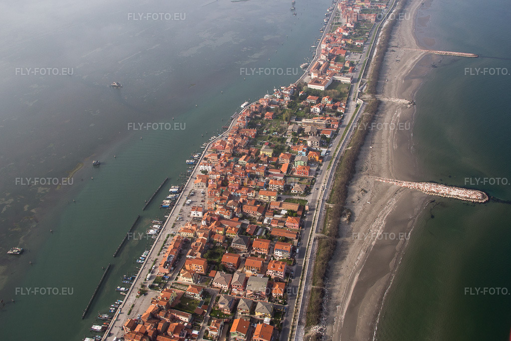 Vue aérienne: Zone d'habitation dans le district Pellestrina de Venise à Pellestrina dans le département Vénétie, Italie.Photo: IMG_087441.jpg prise le 06/04/2016 par Werner Riehm/FLY-FOTO.euRésolution de l'original: 4989 x 3326 px