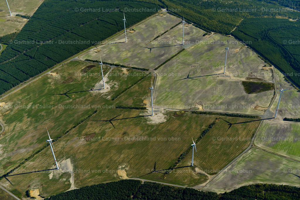 3636897 | SCHIPKAU 25.08.2016 Windenergieanlagen ( WEA ) - Windräder - auf einem Feld bei Schipkau im Bundesland Brandenburg, Deutschland. Weiterführende Informationen bei: Vestas Wind Systems A/S. // Wind turbines (WEA) - wind turbines - on a field near Schipkau in the state Brandenburg, Germany. Further information at: Vestas Wind Systems A/S. Foto: Gerhard Launer