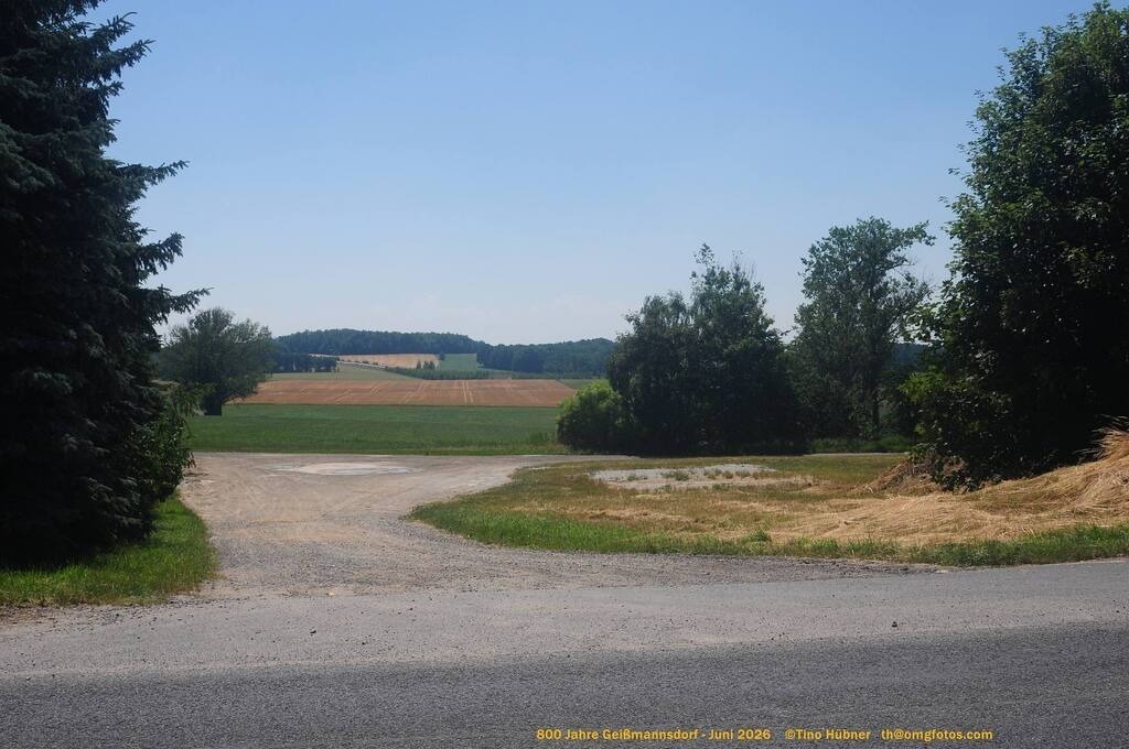 Geißmannsdorf-2026-Ortsbilder-361 | Geißmannsdorf bei Bischofswerda im Sommer 2026. Ein fotografischer Streifzug durch das Dorf Geißmannsdorf, mit Gebäuden, Straßen, Strohpuppen und geschmückten Vorgärten und Grundstücken anlässlich der 800-Jahr-Feier von Geißmannsdorf im Juni 2026 - Realisiert mit Pictrs.com