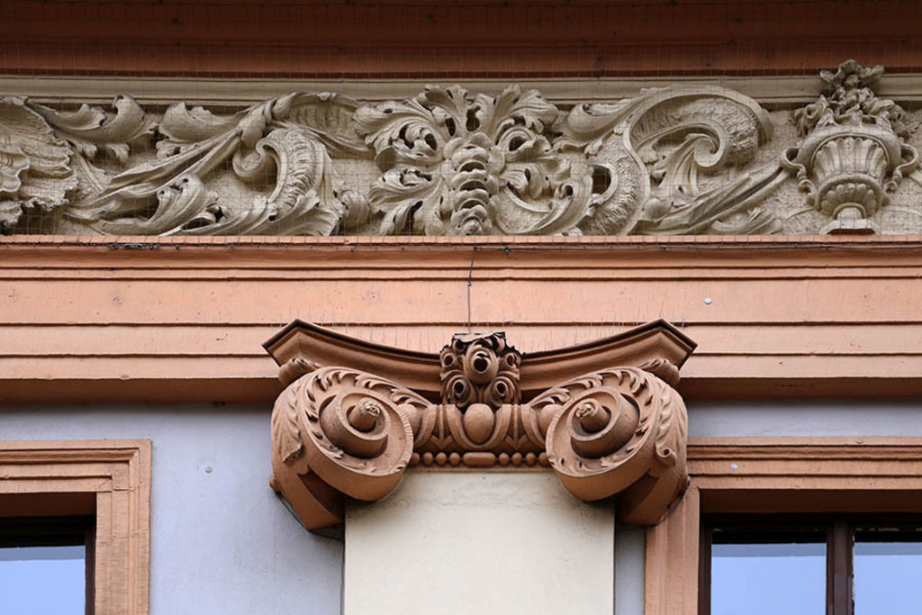 Bildlexikon Leipzig - Romanushaus - Fassadenschmuck | Das Team hinter BILDLEXIKON LEIPZIG bündelt historische wie aktuelle Informationen über die Stadt Leipzig in Text und Bild auf einer Plattform und stellt diese der interessierten Öffentlichkeit zur Verfügung.