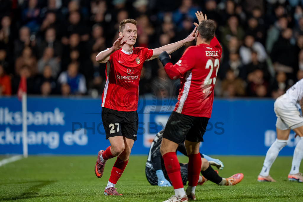SG Sonnenhof Großaspach vs. SGV Freiberg, Fussball, Regionalliga Suedwest, 30. Spieltag, 22.04.2026 | Loris Maier (SG Sonnenhof Großaspach, #27) jubelt nach seinem 4:0 Treffer mit Fabian Eisele (SG Sonnenhof Großaspach, #23),SG Sonnenhof Großaspach vs. SGV Freiberg, Fussball, Regionalliga Suedwest, 30. Spieltag, 22.04.2026