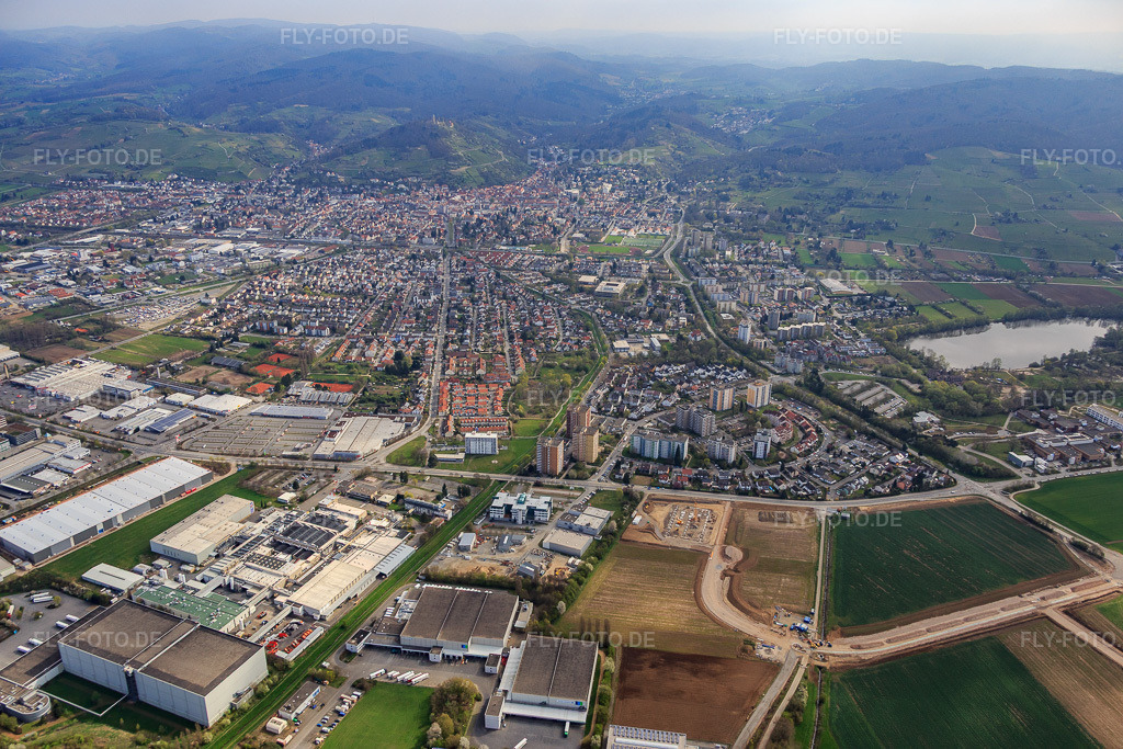 Luftbild: Stadtübersicht jenseits der A5 aus Südwesten in Heppenheim im Bundesland Hessen in Deutschland. Foto: IMG_077048.jpg vom 12.04.2015 durch Werner Riehm/FLY-FOTO.de