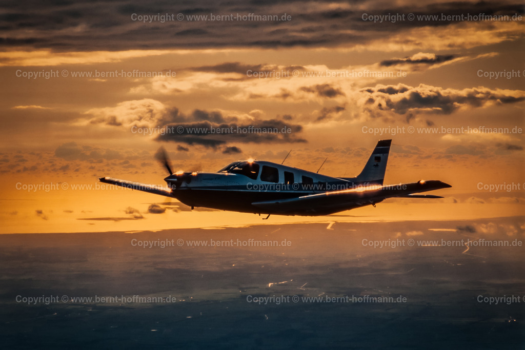 PLBDD_air2air_PiperSara_03_90x60 | Luftbild. Einmotoriges Geschäftsflugzeug Typ " PIPER Saratoga II TC " im Licht der untergehenden Sonne vor der nordfriesischen Festlands- Küste. ____ Das Foto ist die Reproduktion von einem Farbdia. - Realisiert mit Pictrs.com