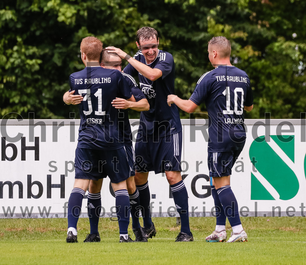 2023-07-29_098_FC_Moosinning_gegen_TuS_Raubling | Moosinning, Deutschland, 29.07.2023:
Fußball, Bezirksliga Oberbayern Ost 2023 / 2024, 1. Spieltag, FC Moosinning gegen TuS Raubling, Endergebnis: 0:7

Jubel nach dem 0:4 durch Lorenz Jilg (TuS Raubling, #13)
Dominic Reisner (TuS Raubling, #31), Lorenz Jilg (TuS Raubling, #13), Alexander Lallinger (TuS Raubling, #10)

Foto: Christian Riedel / fotografie-riedel.net