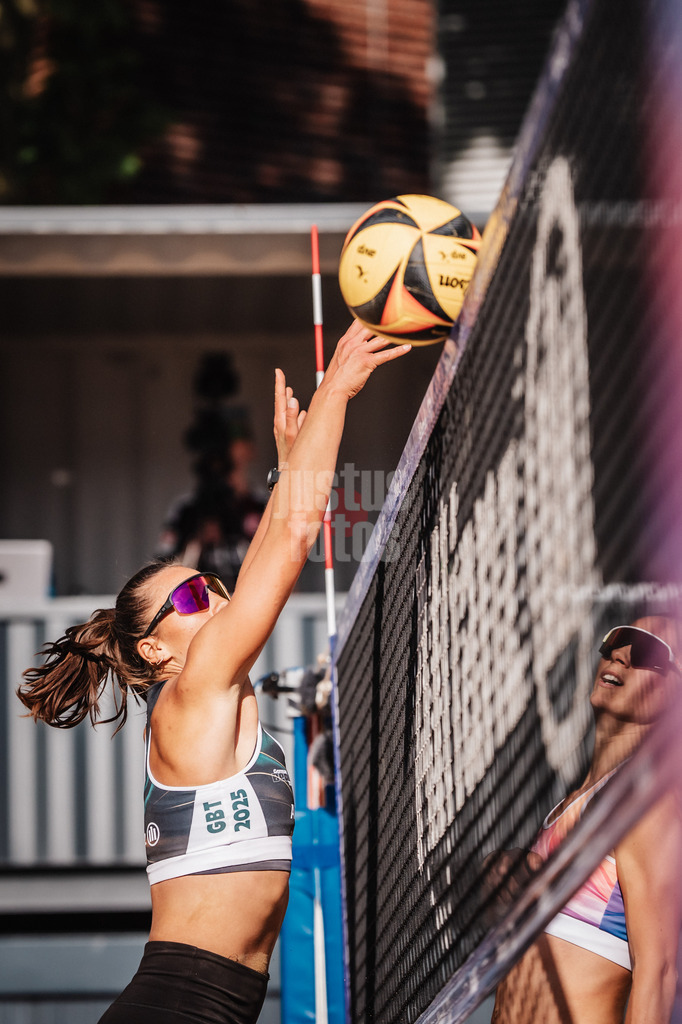 Beachvolleyball | Frauen | Allianz German Beach Tour 2025 | Tourstop Düsseldorf | 08.05.2025 | v.l. Leonie Klinke gegen Sophie Sarnighausen