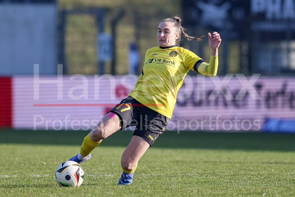 Fussball, 2. Frauen-Bundesliga, SV Meppen - SV 67 Weinberg | v.li.: Sara Hofmann (SV 67 Weinberg, 17) am Ball, Freisteller, Einzelbild, Ganzkörper, Aktion, Action, Spielszene, DIE DFB-RICHTLINIEN UNTERSAGEN JEGLICHE NUTZUNG VON FOTOS ALS SEQUENZBILDER UND/ODER VIDEOÄHNLICHE FOTOSTRECKEN. DFB REGULATIONS PROHIBIT ANY USE OF PHOTOGRAPHS AS IMAGE SEQUENCES AND/OR QUASI-VIDEO.