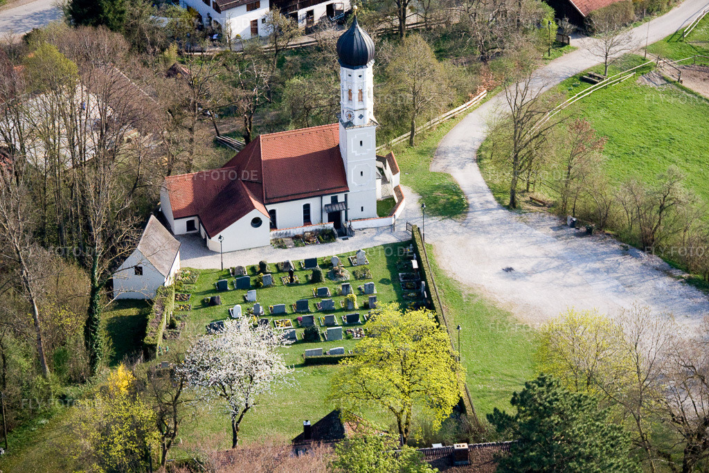 Luftbild: Katholische Filialkirche St. Pankratius im Ortsteil Mitterfischen in Pähl im Bundesland Bayern in Deutschland. – Foto: IMG_17882.jpg vom 15.04.2009 durch Werner Riehm/FLY-FOTO.de – Auflösung des Originals: 4066 x 2711 px – Pfarreiengemeinschaft Pähl-Raisting-Wielenbach
