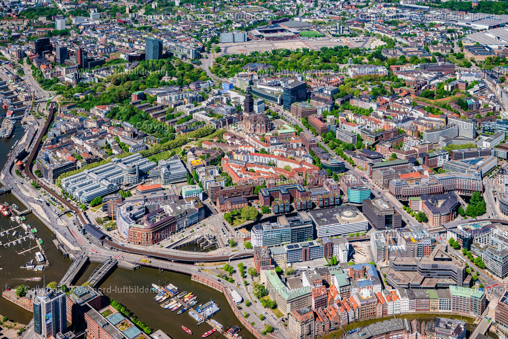 Hamburg_Mitte_Michel_ELS_5167010525 | HAMBURG 01.05.2025 Hauptkirche Sankt Michaelis "Michel" im Stadtteil Neustadt in Hamburg, Deutschland. Weiterführende Informationen bei: Hauptkirche St. Michaelis. // Main church Sankt Michaelis "Michel" in the district Neustadt in Hamburg, Germany. Further information at: Hauptkirche St. Michaelis. Foto: Martin Elsen