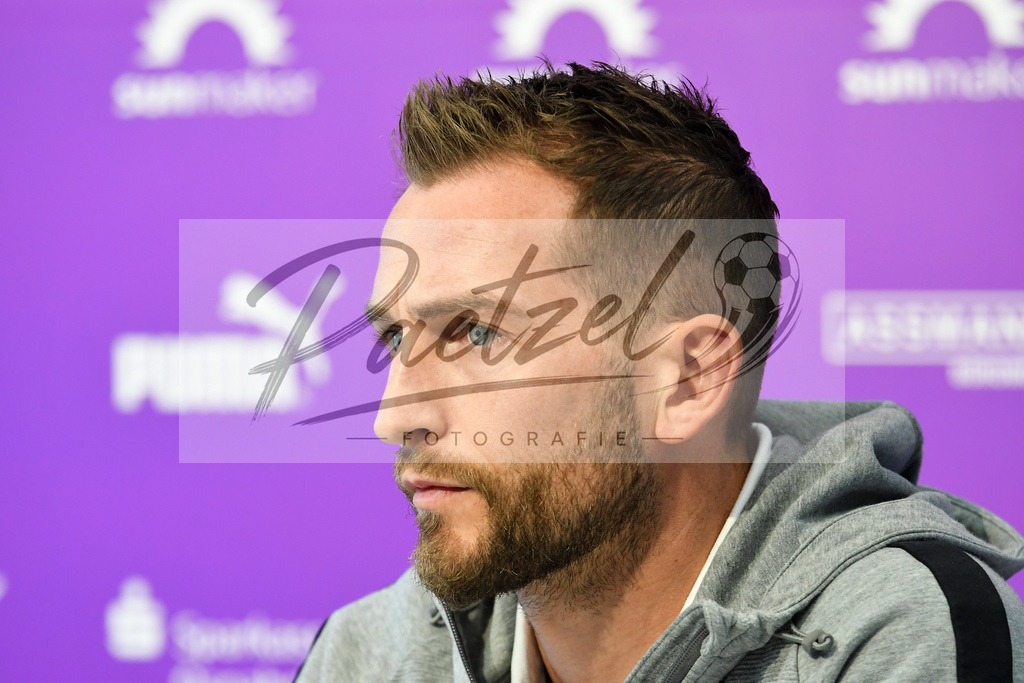 20200228_PKOSNA_0014 | Fussball, Herren: Marc Heider (VfL Osnabrueck) schaut waehrend der Pressekonferenz des VfL Osnabrueck im Presseraum des Stadion an der Bremer Bruecke am 28.02.2020 in Osnabrueck, Deutschland. - Realisiert mit Pictrs.com