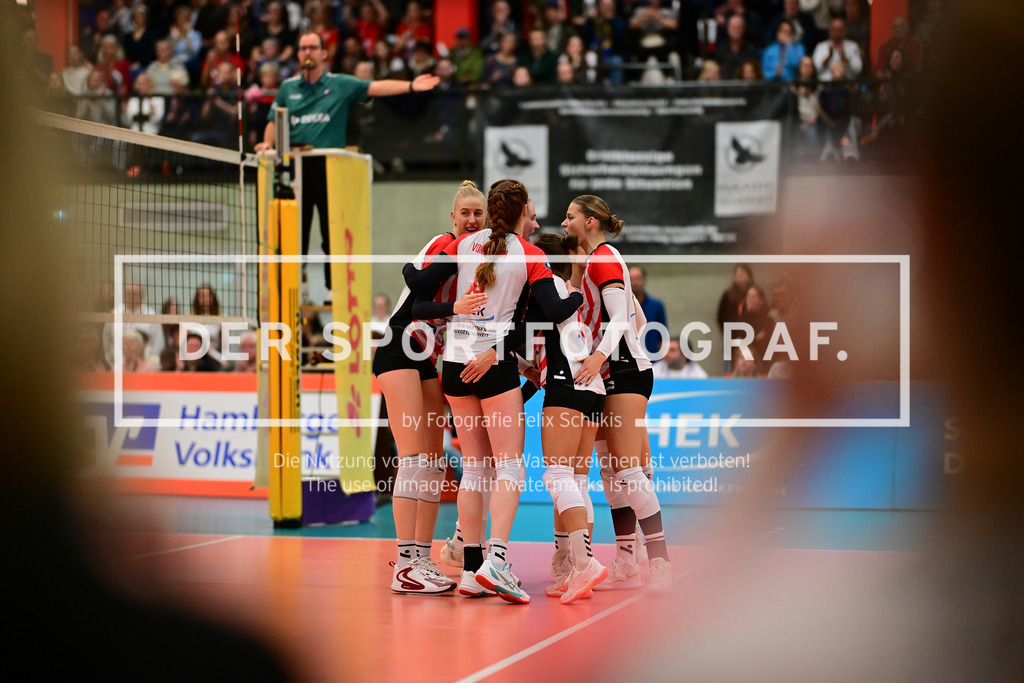 Volleyball I Frauen I Saison 2025-2026 I Bundesliga I 8. Spieltag I ETV Hamburger Volksbank Volleys - Binder Blaubären TSV Flacht I 43267 | ETV Hamburger Volksbank Volleys Frauen zusammen - Realisiert mit Pictrs.com