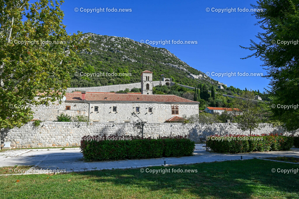 Kroatien_ Ston_ 12.10.2023-15 | 12.10.2023, Kroatien, HRV, Ston im Bild Stadtansichten, Gebauede, Mauer, Gastronomie, Tourismus, Touristen, Sehenswuerdigkeiten

Ston ist eine Kleinstadt auf der Halbinsel Pelješac im Sueden Kroatiens. Sie gehoert zur Gespanschaft Dubrovnik-Neretva. Die Befestigungen um die Stadt kontrollierten den Zugang zum Pelješac.