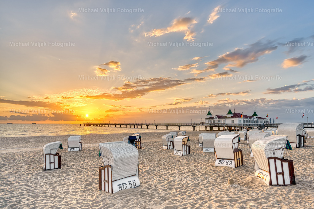 Seebrücke Ahlbeck auf Usedom | Sonnenaufgang bei der Seebrücke in Ahlbeck auf Usedom.  - Realisiert mit Pictrs.com
