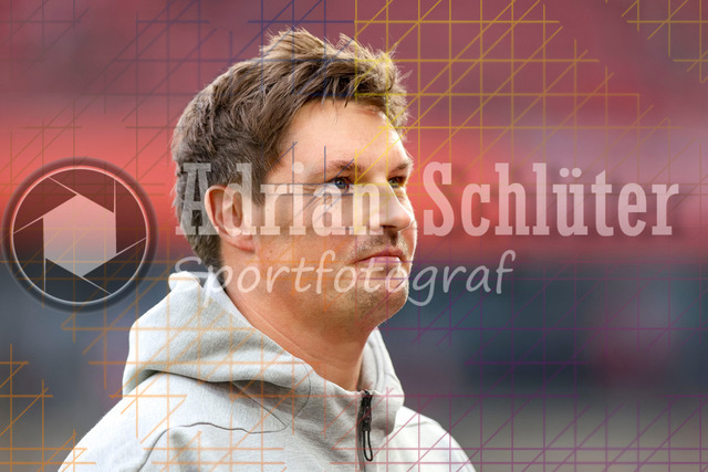 1. FC Köln vs Hamburger SV - 1. Bundesliga  | Köln, Deutschland, 02.11.25:   Trainer Merlin Polzin (Hamburger SV) schaut waehrend des Spiels der Bundesliga zwischen  1. FC Köln vs Hamburger SV in der RheinEnergieStadion(Foto von Brauer-Fotoagentur / Adrian Schlueter)