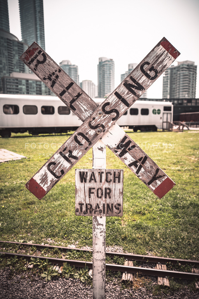 Toronto-RailwayCrossing-Fotografie-Marc-Lehmann | Fotografie Marc Lehmann - Realisiert mit Pictrs.com
