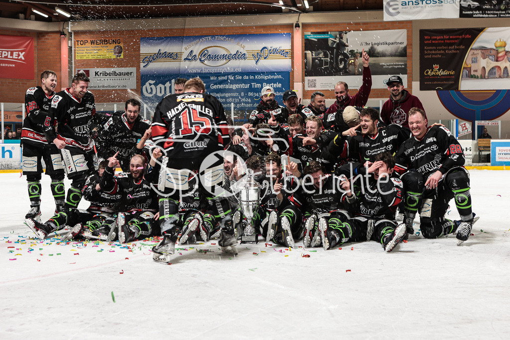 EHC Königsbrunn - TEV Miesbach | Grenzenloer Jubel beim EHC Koenigsbrunn nach dem Gewinn der Bayerliga Meisterschaft im Spiel 3 der Playoffserie gegen den TEV Miesbach / Jubel / Freude / Siegerfoto