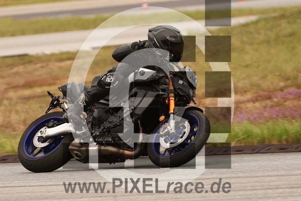 0036-20250913_12087 | Schöne Erinnerungen an spannende Momente - das festzuhalten ist unser Job. PIXELrace.de ist seit 2003 auf den Rennstrecken Europas unterwegs um die Action draußen beim Fahren und die wunderbare Stimmung imm Fahrerlager für euch einzufangen.