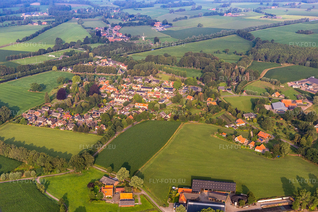 Vue aérienne: Vue de la ville à Rekken dans le département Gueldre, Pays-Bas. Photo: IMG_008215.jpg prise le 18/07/2020 par Werner Riehm/FLY-FOTO.eu – Résolution de l'original: 5371 x 3581 px