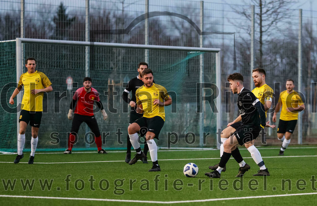 2024-02-17_026_FC_Herzogstadt_gegen_FC_Moosinning_II | Erding, Deutschland, 17.02.2024:
Fußball, Kreisklasse 2023 / 2024, Testspiel, FC Herzogstadt gegen FC Moosinning II, Endergebnis: 2:2

Thomas Greckl (FC Herzogstadt, #30), Stefan Erl (FC Moosinning, #18), Daniel Karamatic (FC Herzogstadt, #10), Stefan Erl (FC Moosinning, #18)

Foto: Christian Riedel / fotografie-riedel.net