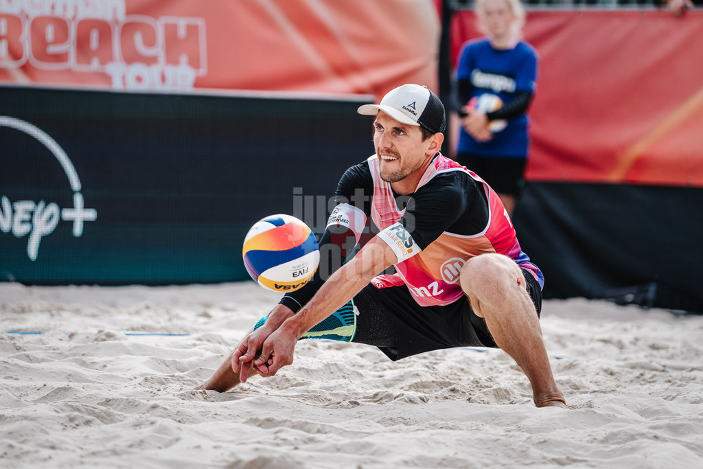 Beachvolleyball | Männer | German Beach Tour 2024 | Tourstop Bremen | 09.06.2024 | Bennet Poniewaz nimmt den Ball an