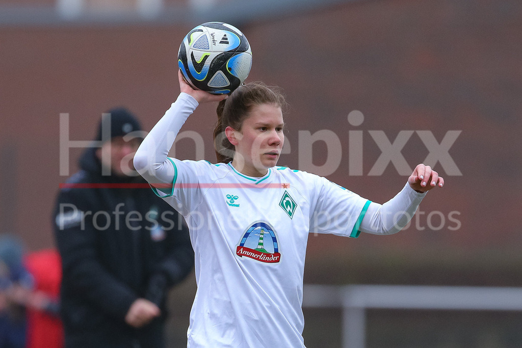 Fussball, Testspiel Frauen, SV Werder Bremen - FC Twente Enschede | v.li.: Emilie Bernhardt (SV Werder Bremen, 16) beim Einwurf, Aktion, Action, Spielszene, Portrait, Nahaufnahme, Einzelfoto, Einzelbild