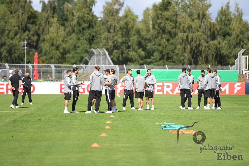 SV Atlas-Delmenhorst-Borussia Mönchengladbach | DFB-Pokal 1. Runde;SV Atlas Delmenhorst (gelb)-Borussia Mönchengladbach (schwarz) am 17.08.2025 in Oldenburg (Marschweg-Stadion), Photo: Philip Eiben 2025 - Realisiert mit Pictrs.com