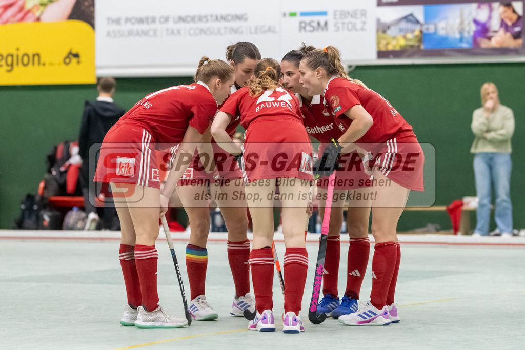 SFE_20241201_0042 | Köln, Deutschland, 01.12.2024:  Hockey 1. Bundesliga Damen Rot-Weiss Köln - HTC Uhlenhorst im KTHC Stadion Rot-Weiss Köln Tennis and Hockey Club am 01.12.2024 in Köln, Deutschland. (Foto von Stephan Fehrmann)Köln, Germany, 01.12.2024: Hockey 1. Bundesliga Damen Rot-Weiss Köln - HTC Uhlenhorst in KTHC Stadion Rot-Weiss Köln Tennis and Hockey Club at 01.12.2024 in Köln, Deutschland. (Foto from Stephan Fehrmann)