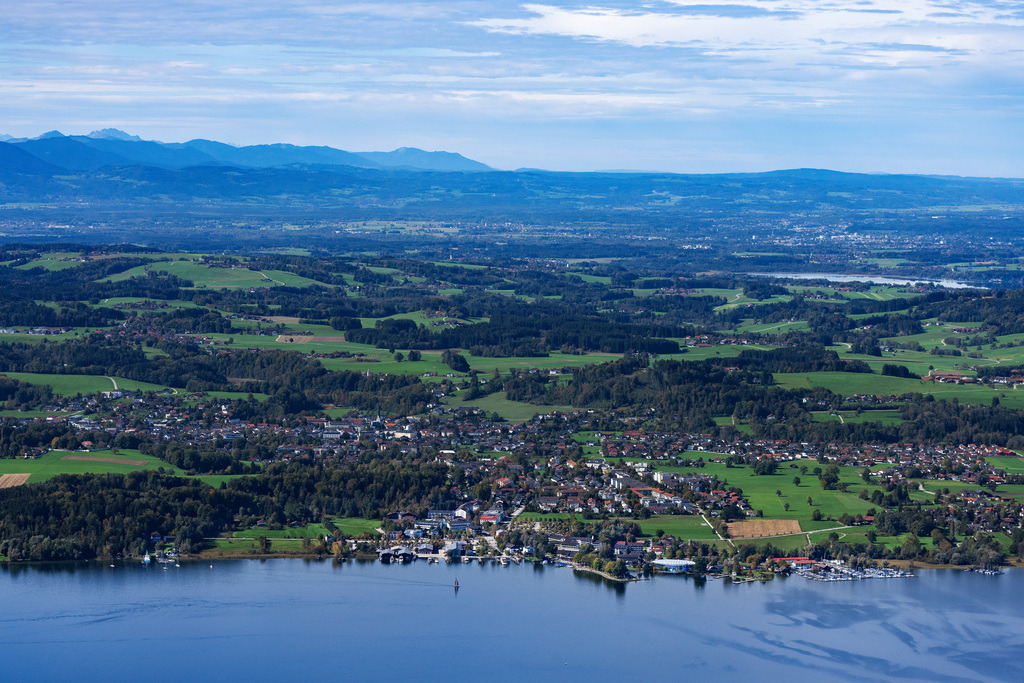dr__0055729.jpg | PRIEN AM CHIEMSEE 07.10.2024 Stadtgebiet mit Außenbezirken und Innenstadtbereich an der Seestraße in Prien am Chiemsee im Bundesland Bayern, Deutschland. // City area with outside districts and inner city area on street Seestrasse in Prien am Chiemsee in the state Bavaria, Germany. Foto: Daniel Reiter